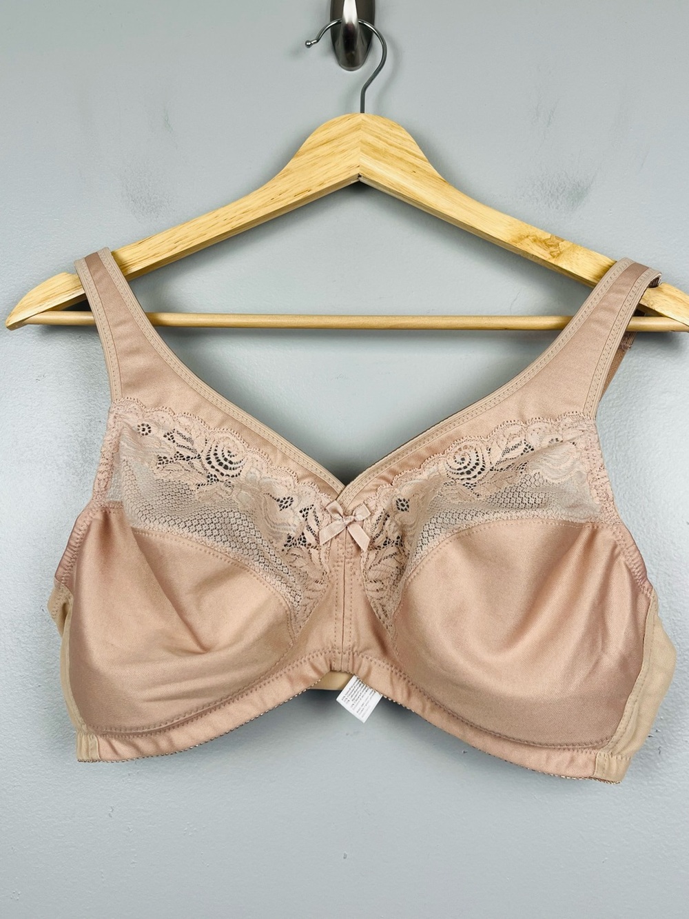 Glamorise beige 1003 MagicLift Minimizer Wirefree bra, 38D.